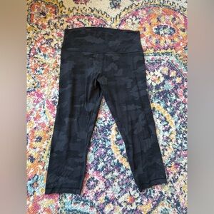Lululemon Athletica Black Camo 21 inch Leggings Form-Fitting Stretch